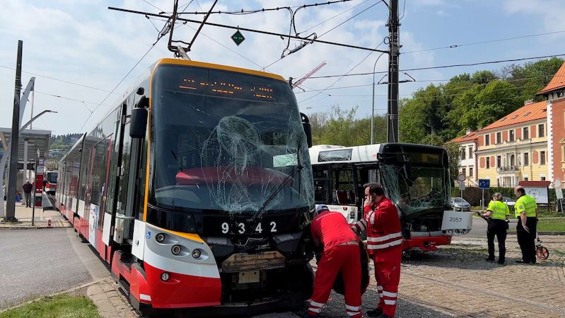 V Praze se srazila tramvaj s autobusem, jeden zraněný